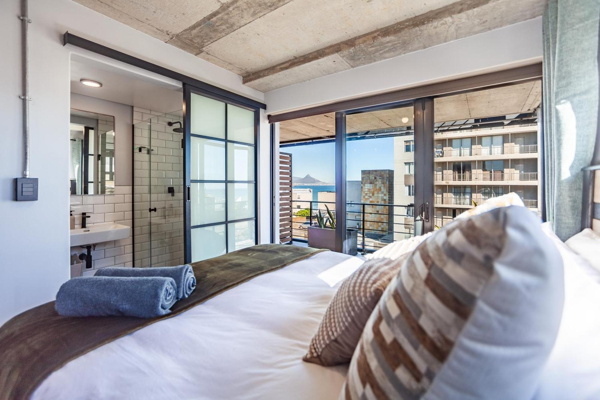 Couples Beachfront Mecca, Blouberg- 13 Manhattan * Le Cap
